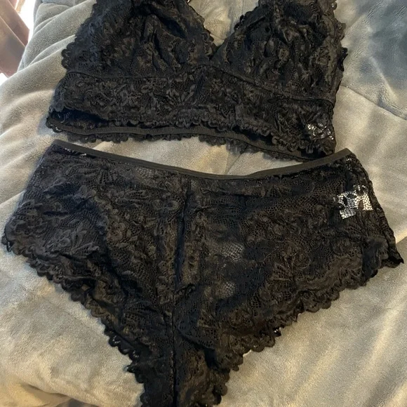 Black lingerie set - Picture 3 of 3